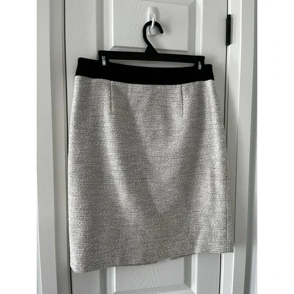 Banana Republic Pencil Skirt Black Trim Size 4 Lined 22" Back Slit - Picture 1 of 9